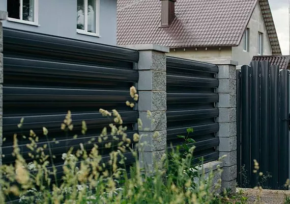 Купить Из горизонтального штактеника забор для частного дома в Москве по цене от 2367 руб. Из горизонтального штактеника забор для частного дома купить Москва