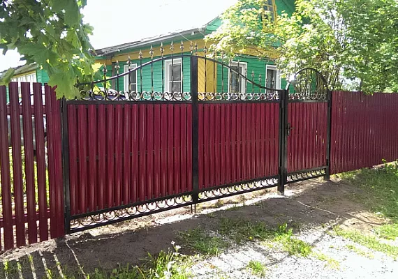 Купить Комбинированный металлоштактеник бордового цвета забор в Москве по цене от 2450 руб. Комбинированный металлоштактеник бордового цвета забор купить Москва